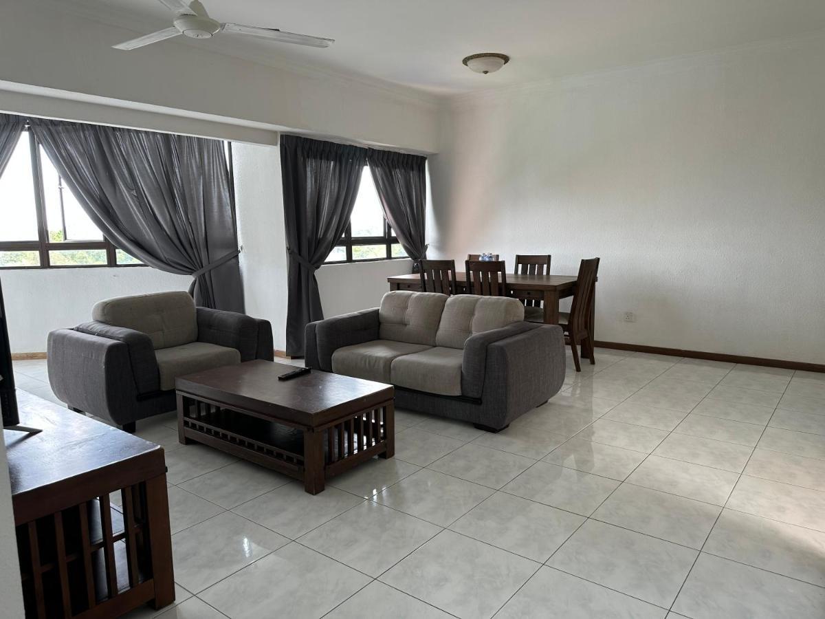 Beach Resort 7 Home Stay Sri Sayang Apartment Batu Ferringhi 3Bedroom Exterior photo